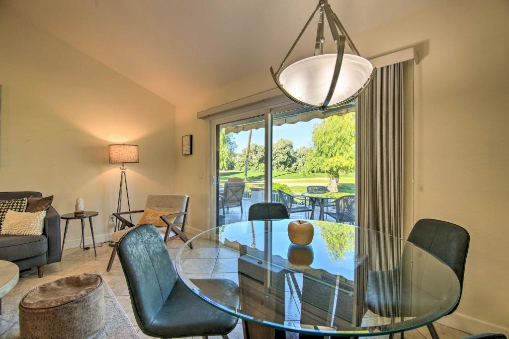 Posezení v ubytování Updated Palm Desert Escape with Resort Amenities!