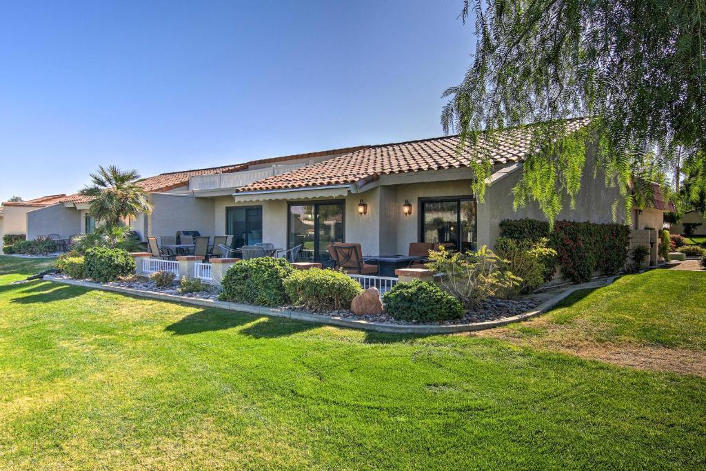 Zahrada ubytování Updated Palm Desert Escape with Resort Amenities!