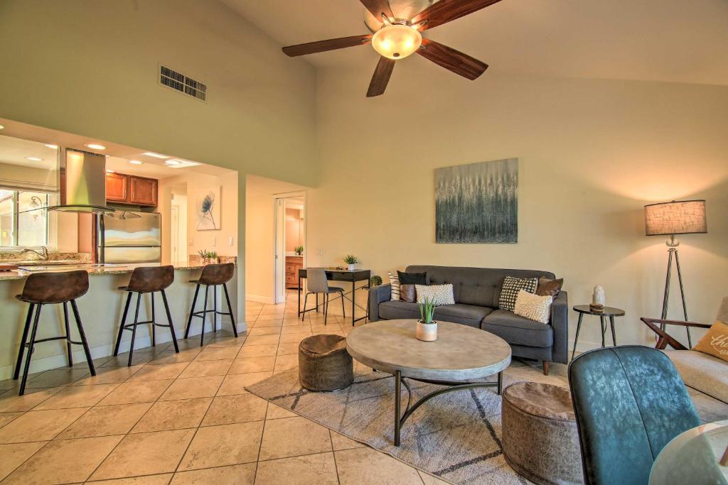 Posezení v ubytování Updated Palm Desert Escape with Resort Amenities!