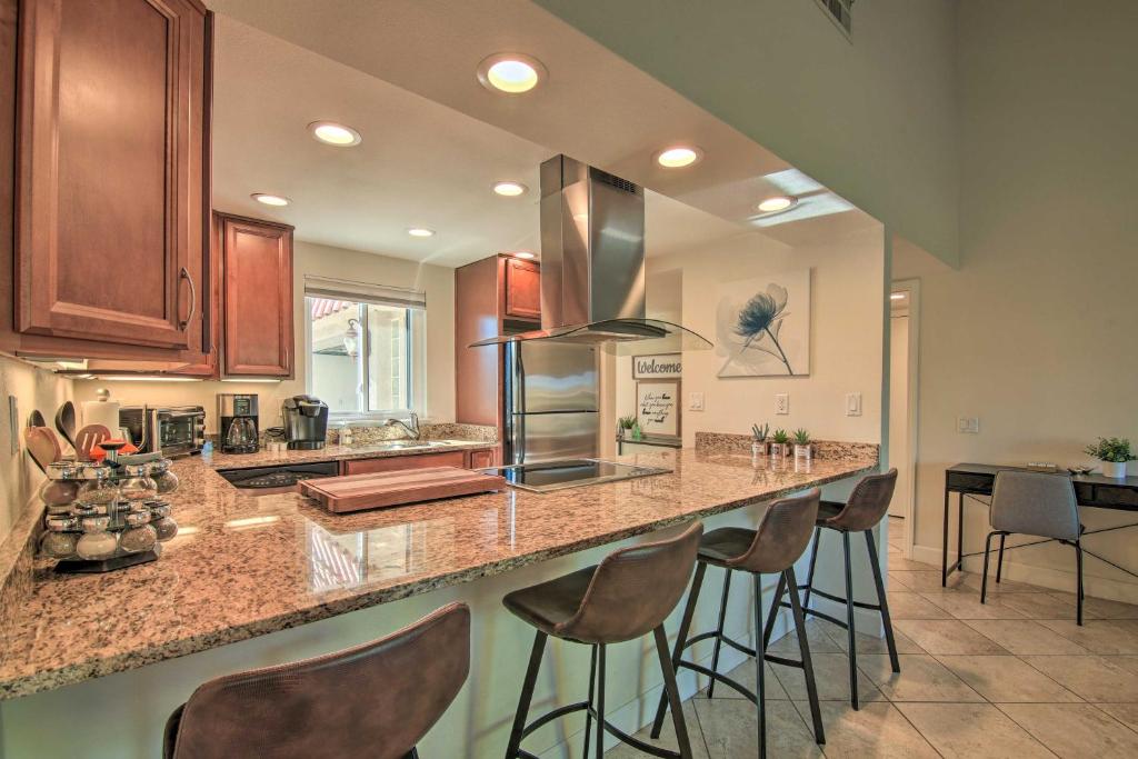 Kuchyň nebo kuchyňský kout v ubytování Updated Palm Desert Escape with Resort Amenities!