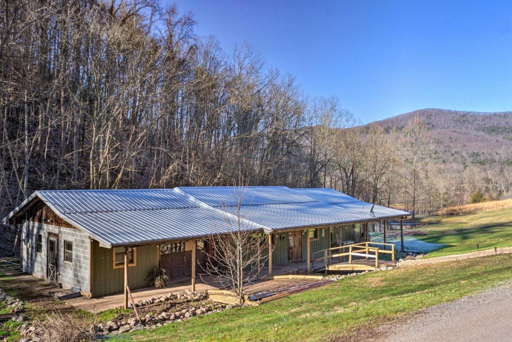 ein Haus mit einem Sonnendach darüber in der Unterkunft Pet-Friendly Blue Ridge, Cherokee Forest Retreat! in Greeneville