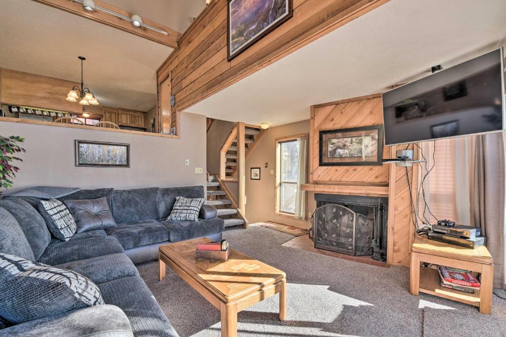 ein Wohnzimmer mit einem Sofa und einem Kamin in der Unterkunft Charming Angel Fire Condo, Walk to Ski Lifts in Angel Fire