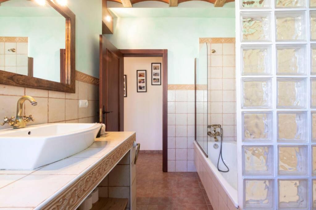 A bathroom at Lo Guaret.