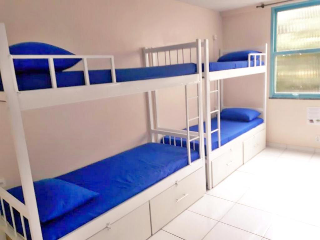 מיטה או מיטות קומותיים בחדר ב-Solar Hostel Beach Copacabana