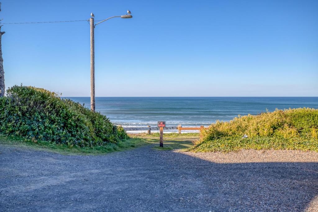 een onverharde weg die leidt naar een strand met een straatlicht bij Nye Beach Nest in Newport