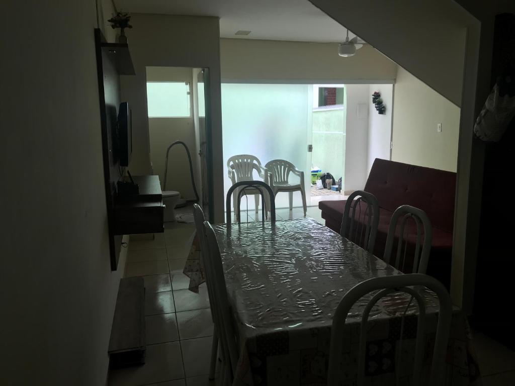  Sobrado 04 em condomínio perto da praia