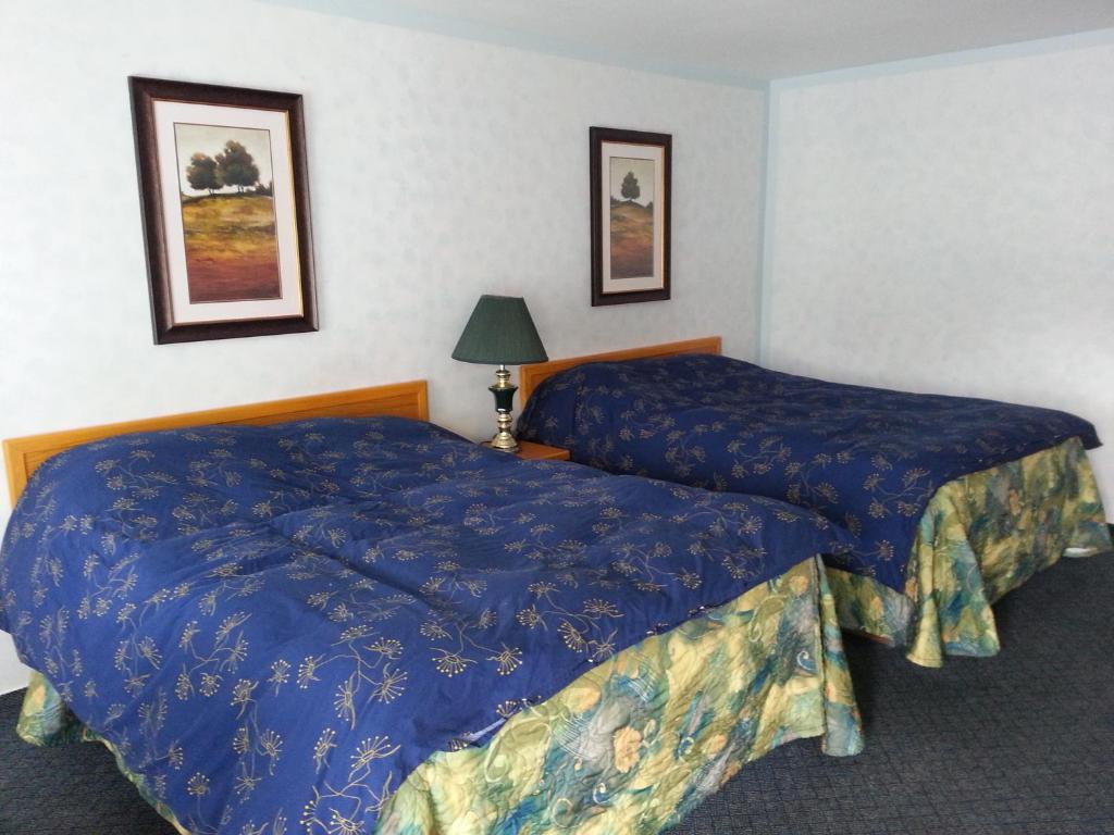 Postel nebo postele na pokoji v ubytování Heritage Inn