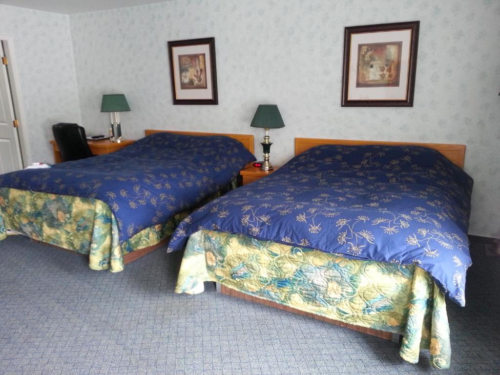 Postel nebo postele na pokoji v ubytování Heritage Inn