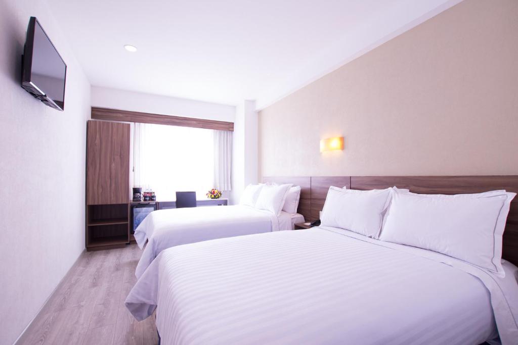 Postel nebo postele na pokoji v ubytování Crown Victoria Hotel