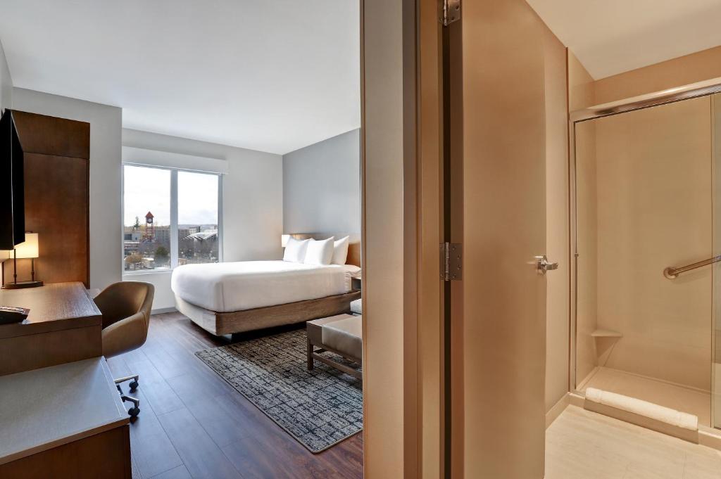 Postel nebo postele na pokoji v ubytování Hyatt Place Prince George