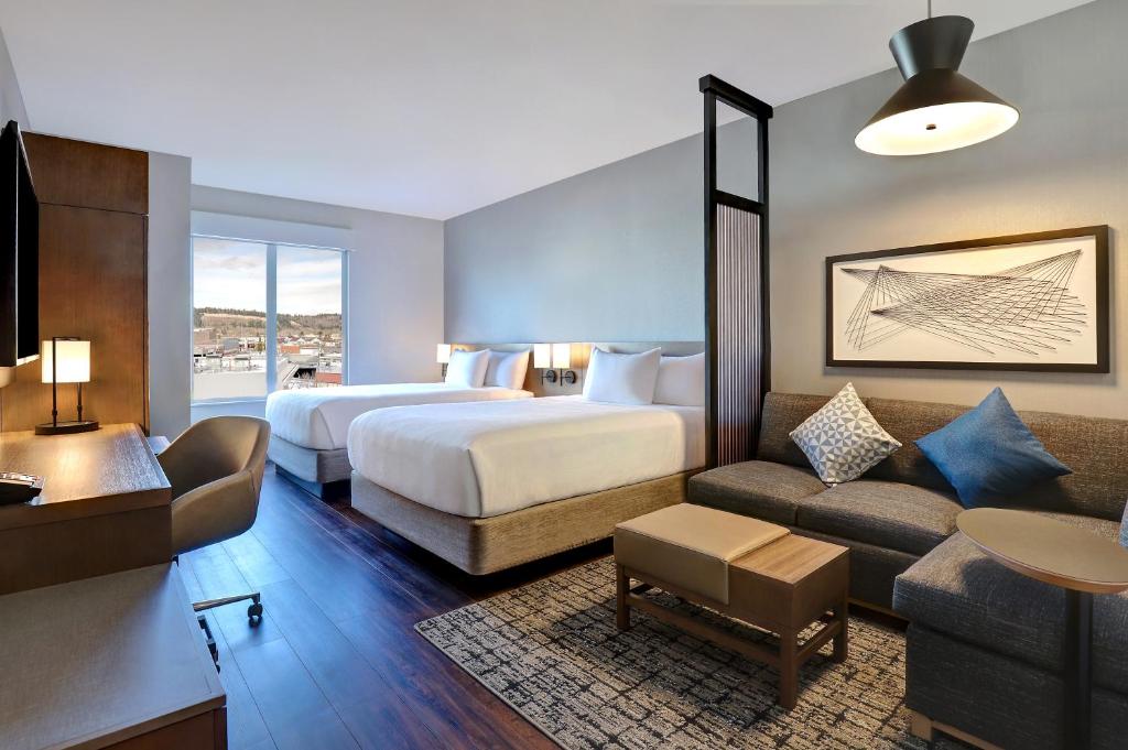 Postel nebo postele na pokoji v ubytování Hyatt Place Prince George
