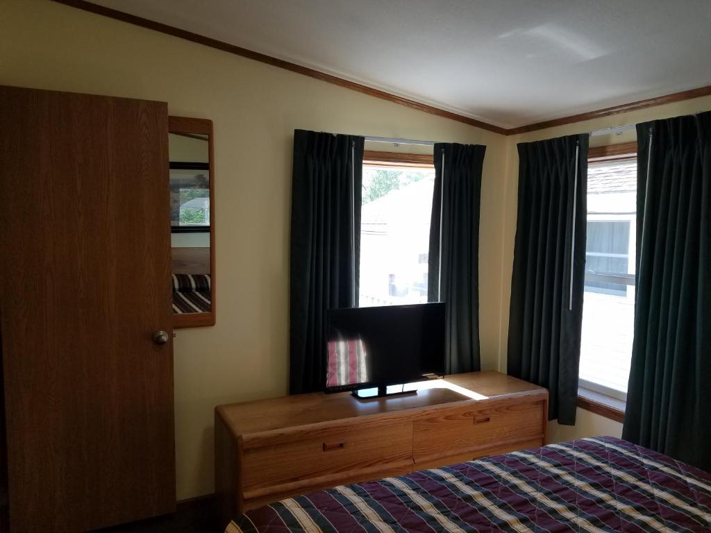 Letto o letti in una camera di Black Hawk Motel & Suites