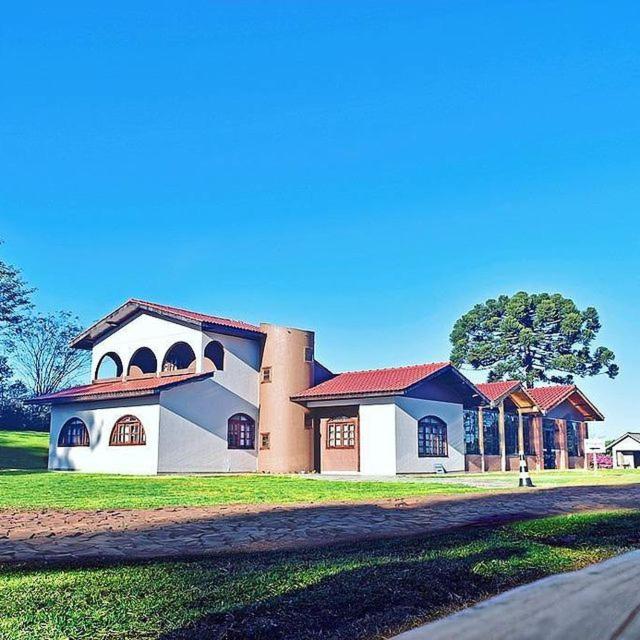a large house on the side of a road at RECANTO CANTAGALO Hotel in Cantagalo