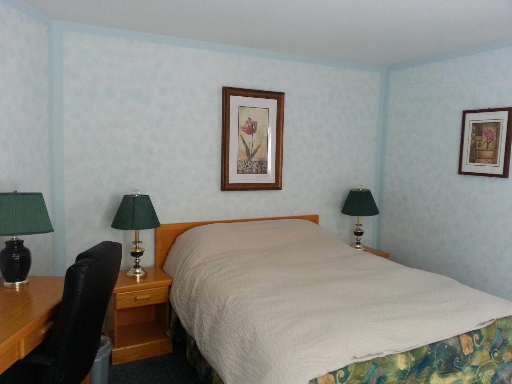 Postel nebo postele na pokoji v ubytování Heritage Inn