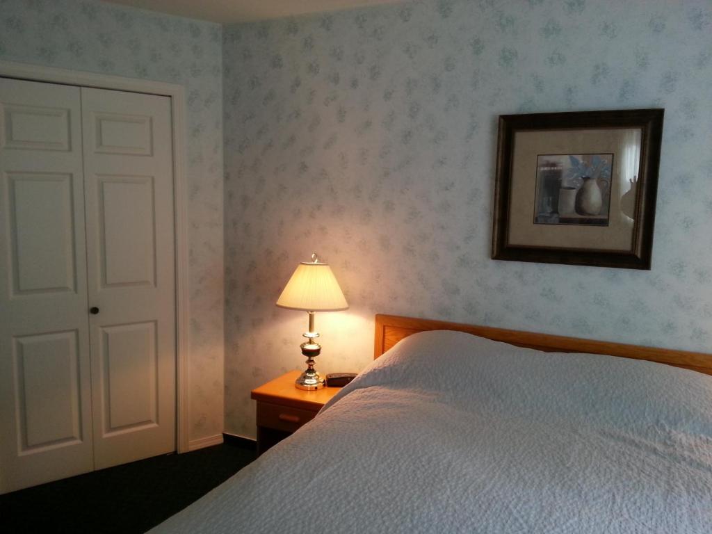 Postel nebo postele na pokoji v ubytování Heritage Inn