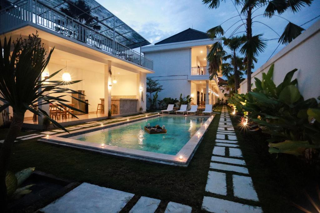 a swimming pool in the backyard of a house at Semat Raya Village in Canggu