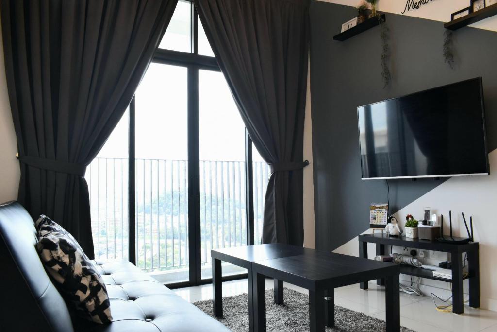 【The Unique Home◆】Brand New Condo in Setapak KL في كوالالمبور: غرفة معيشة مع أريكة وطاولة ونافذة كبيرة