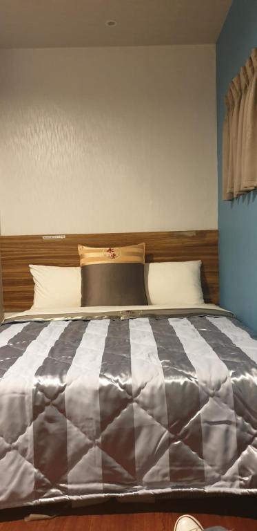 Postel nebo postele na pokoji v ubytování Yung Feng Hotel