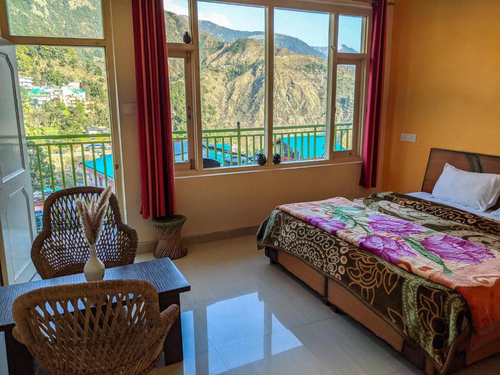 1 dormitorio con cama y ventana grande en Golden View B&B en Dharamshala