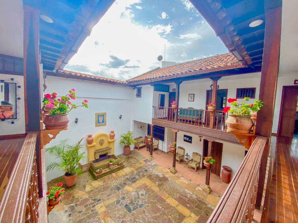 einen Blick auf das Wohnzimmer vom Balkon eines Hauses in der Unterkunft Casa del Carmen - Villa de Leyva in Villa de Leyva