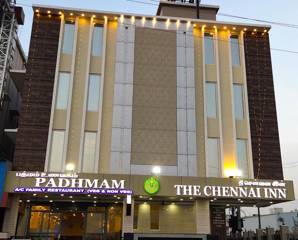 un grand bâtiment avec des lumières au-dessus dans l'établissement THE CHENNAI INN, à Chennai