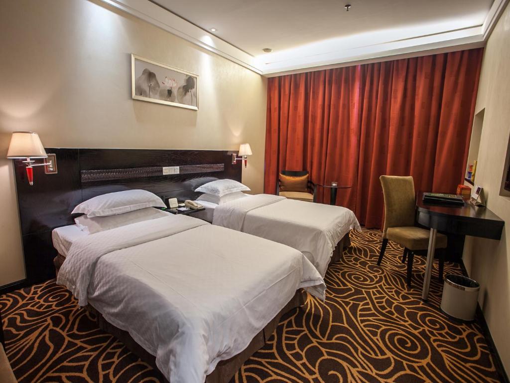 Ένα ή περισσότερα κρεβάτια σε δωμάτιο στο Hua Shi Hotel