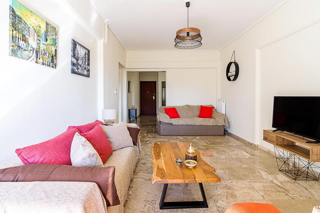TV a/nebo společenská místnost v ubytování Two Bedroom Apartment in Chalandri with Balcony