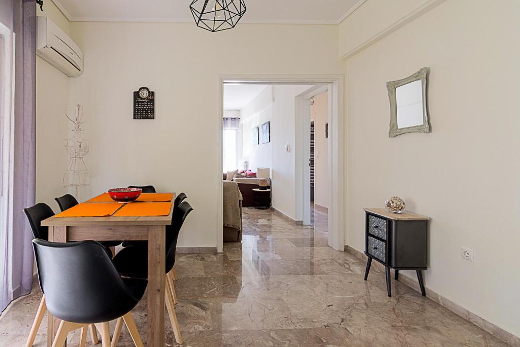 Fotografie z fotogalerie ubytování Two Bedroom Apartment in Chalandri with Balcony v Aténách