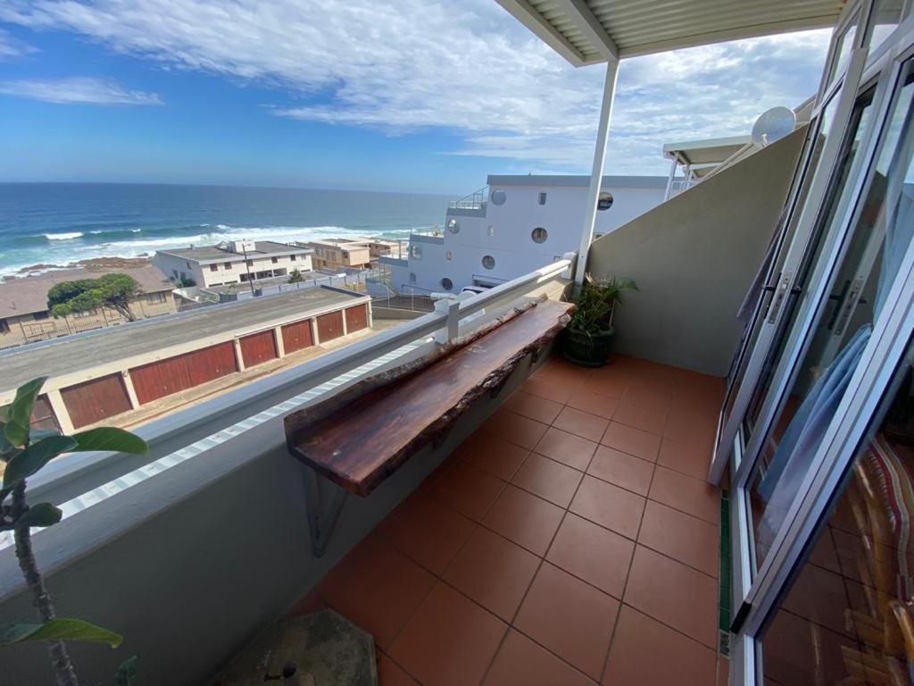 balkon z ławką i widokiem na ocean w obiekcie Playa Del Mar 12 w mieście Margate
