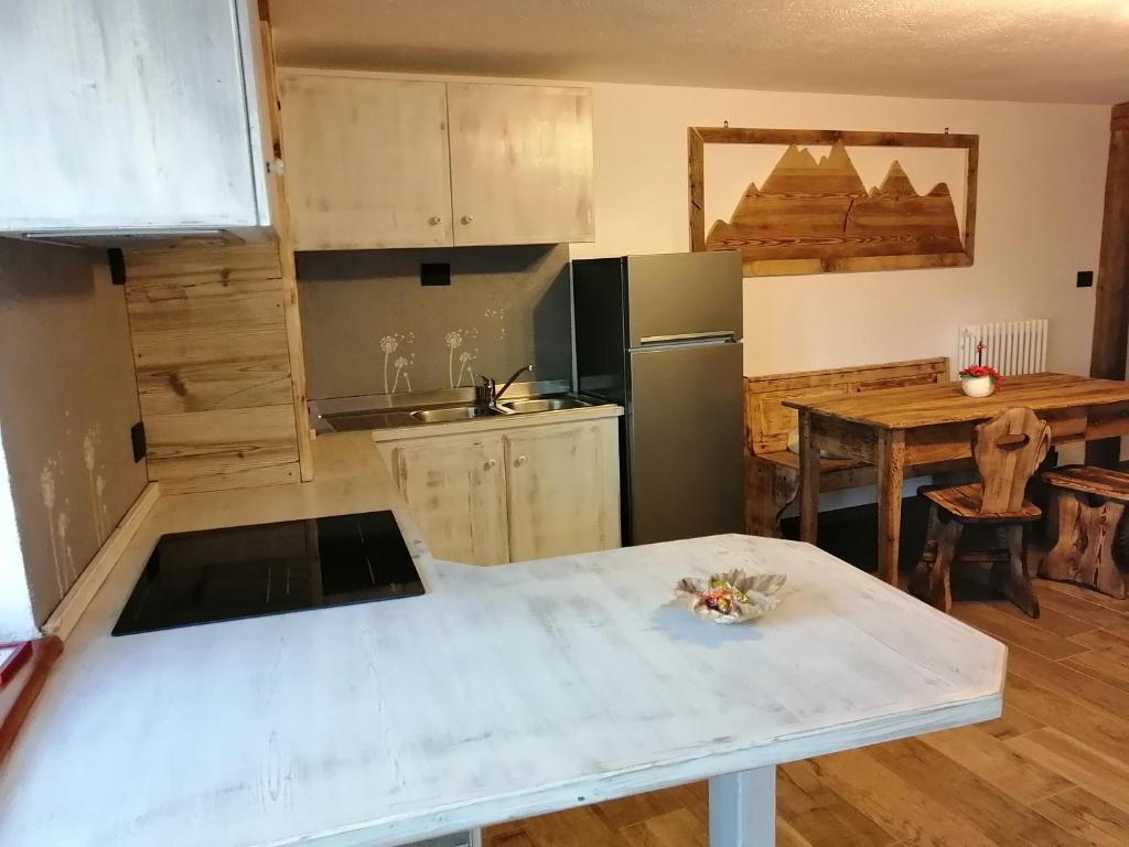 Kuchnia lub aneks kuchenny w obiekcie Maison Perriail Vda Gressan n 0029