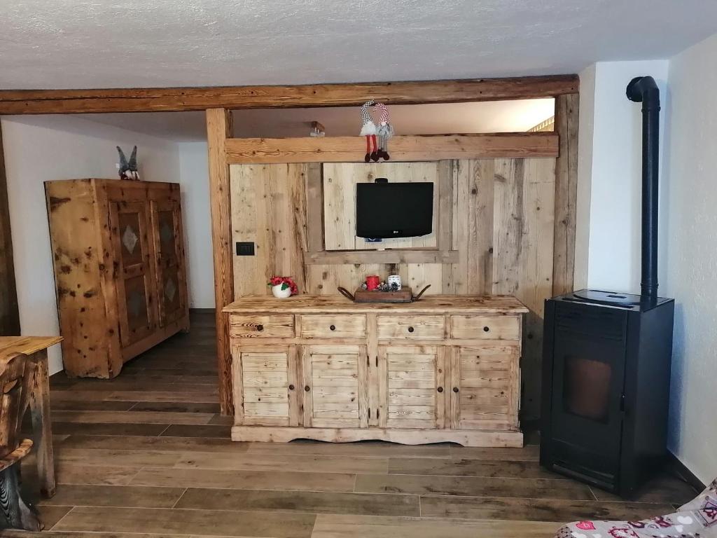 Telewizja i/lub zestaw kina domowego w obiekcie Maison Perriail Vda Gressan n 0029