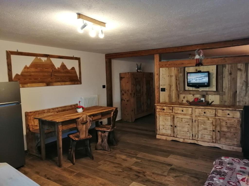 Telewizja i/lub zestaw kina domowego w obiekcie Maison Perriail Vda Gressan n 0029