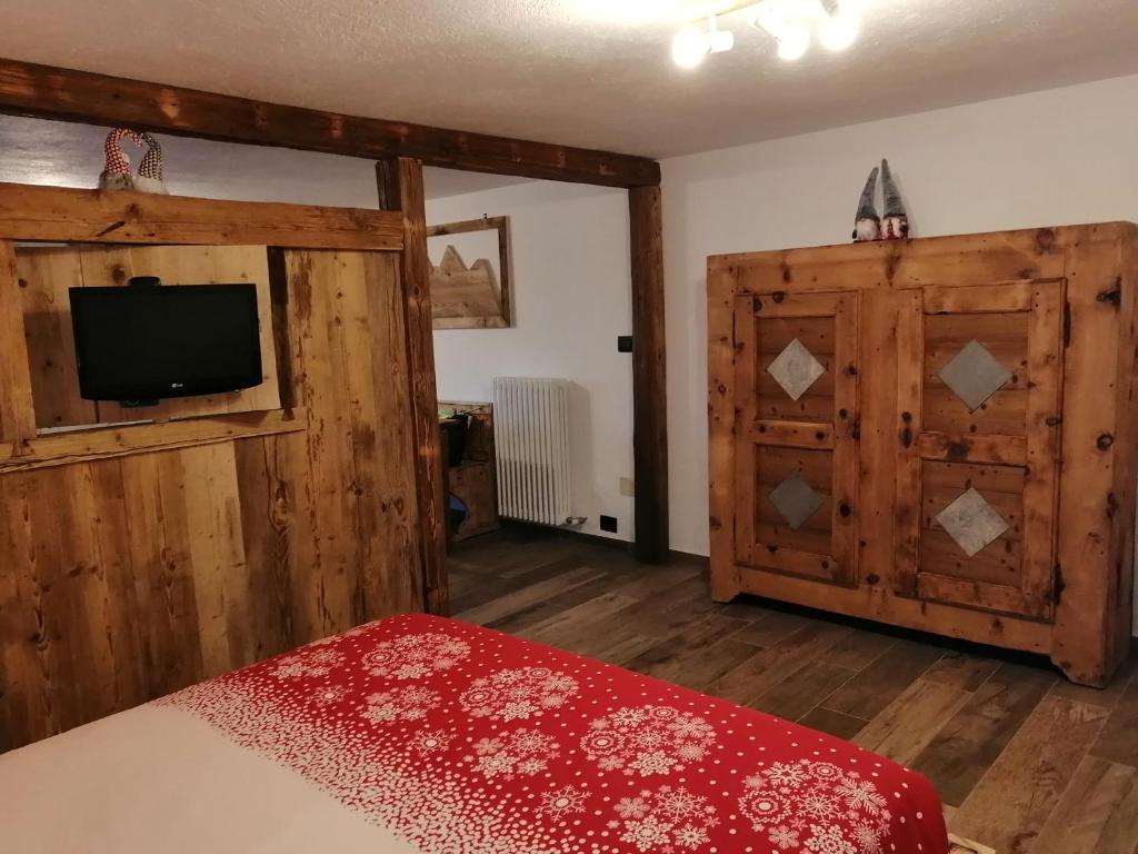 Łóżko lub łóżka w pokoju w obiekcie Maison Perriail Vda Gressan n 0029