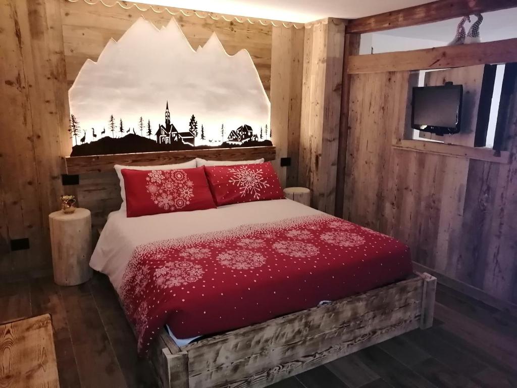 1 dormitorio con 1 cama con almohadas rojas en Maison Perriail Vda Gressan n 0029, en Gressan