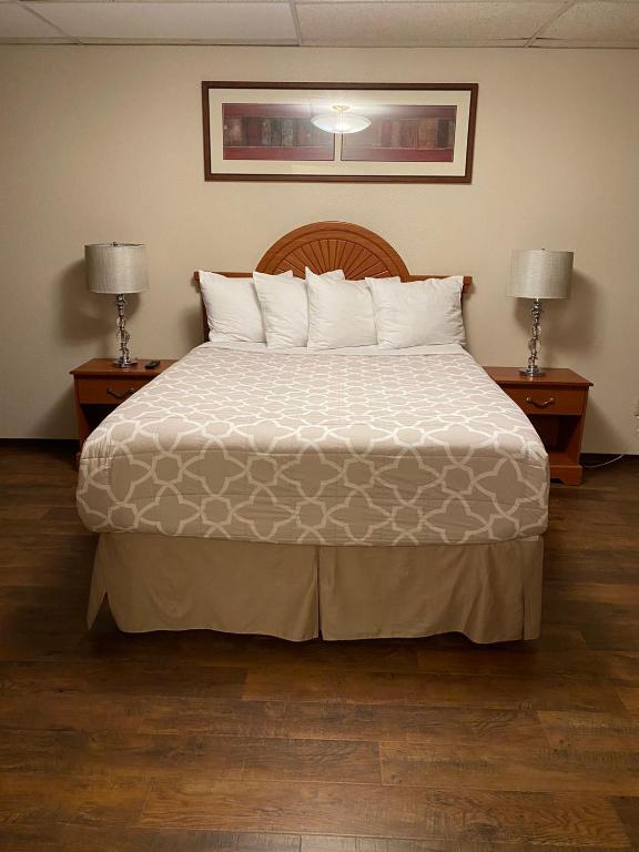Eagle Hotel - Queen Room With Private Bathroom
