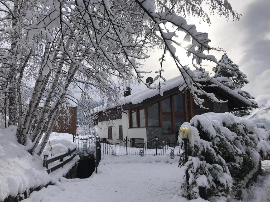ヴァルディデントロにあるVilla Dosso del Grilloの雪に覆われた家