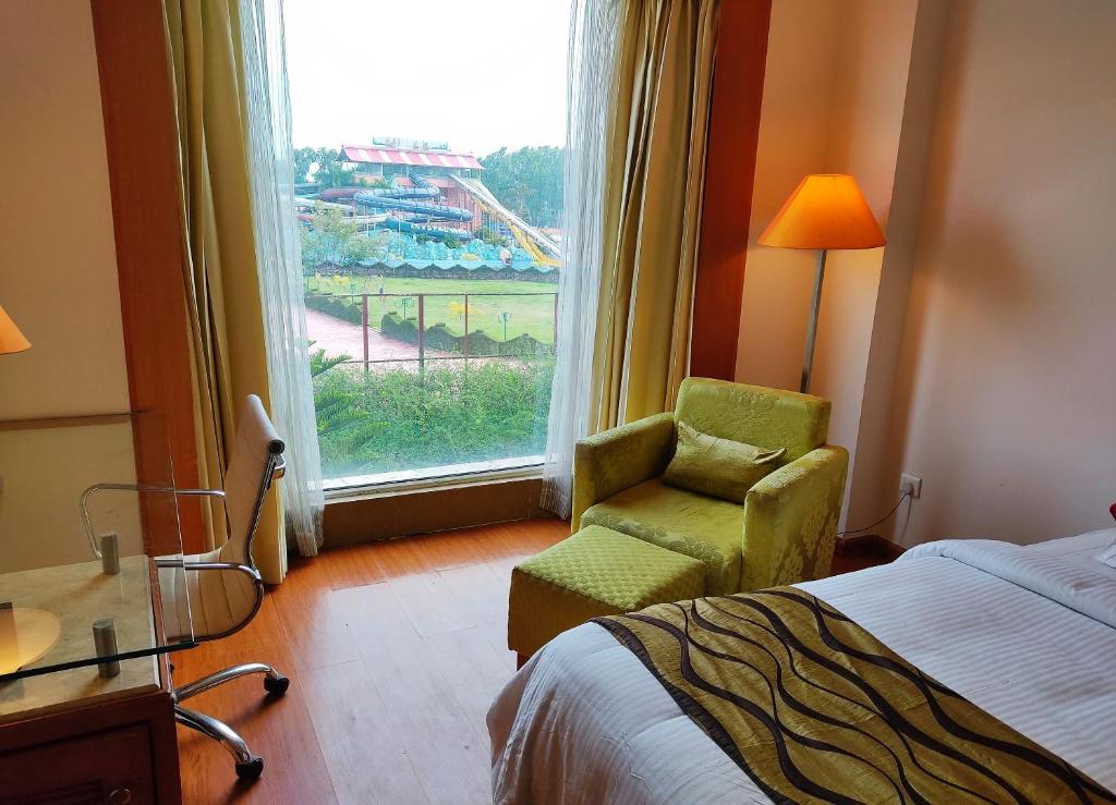 Postel nebo postele na pokoji v ubytování Ambrosia Sarovar Portico