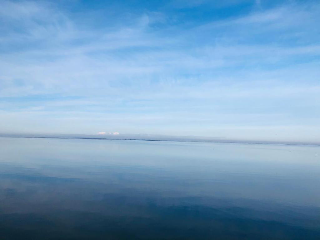 einen Blick auf einen Wasserkörper mit in der Unterkunft Ferienwohnung Nordlicht in Norden