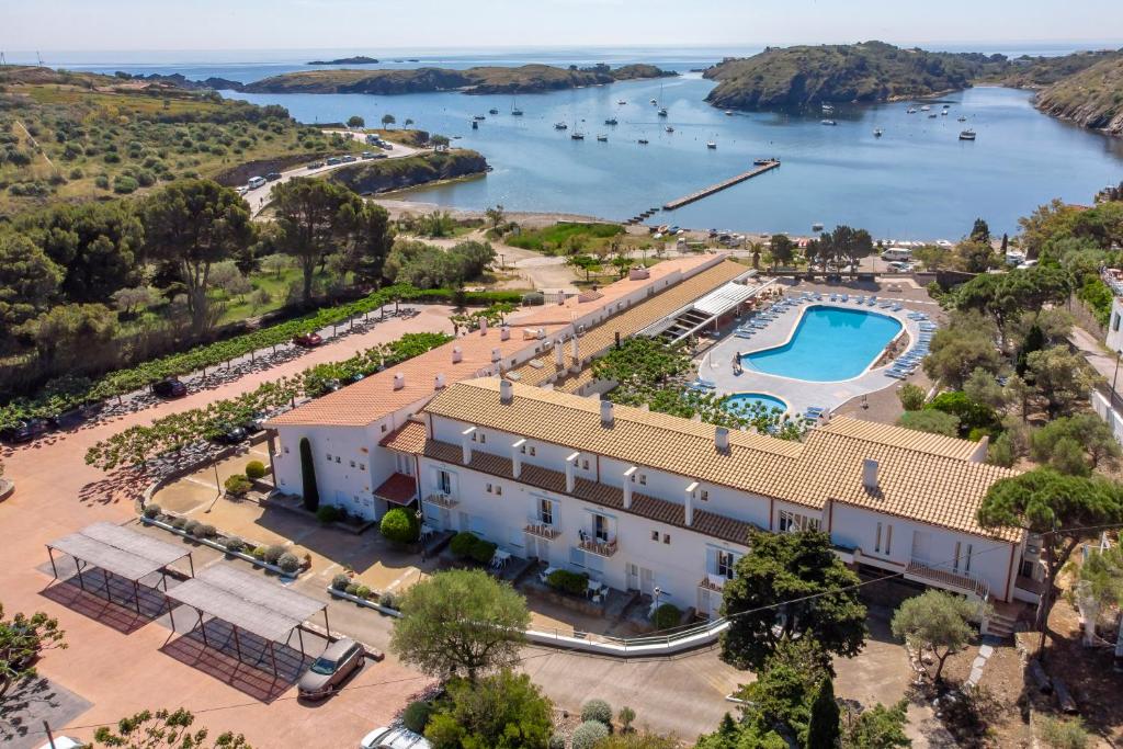 eine Luftansicht eines Resorts mit Pool in der Unterkunft Hotel Calina in Cadaqués