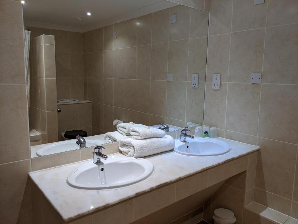London Beach Country Hotel & Golf Club - Sala Familiar Con Balcón