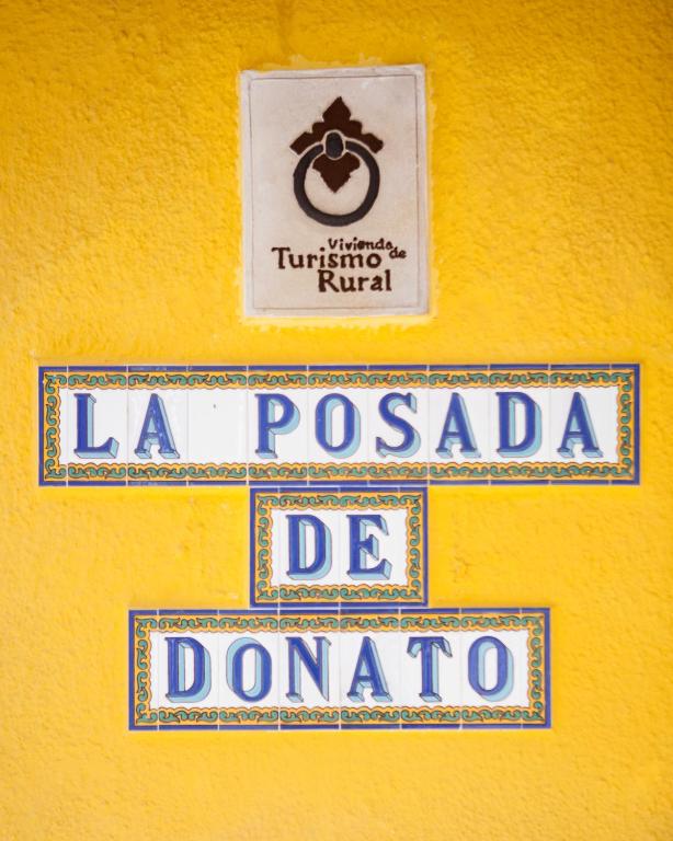 Certificado, premio, señal o documento que está expuesto en Apartamentos rurales La posada de Donato