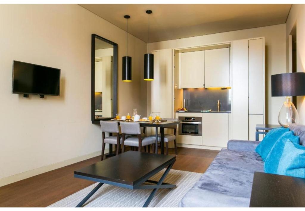 Kuchyň nebo kuchyňský kout v ubytování JOIVY Downtown Market Apartments