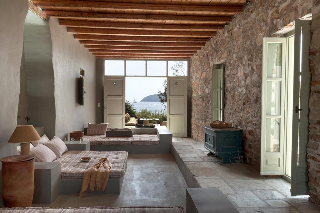 利瓦迪奧的住宿－Nature Eco Living Serifos，带沙发和炉灶的客厅