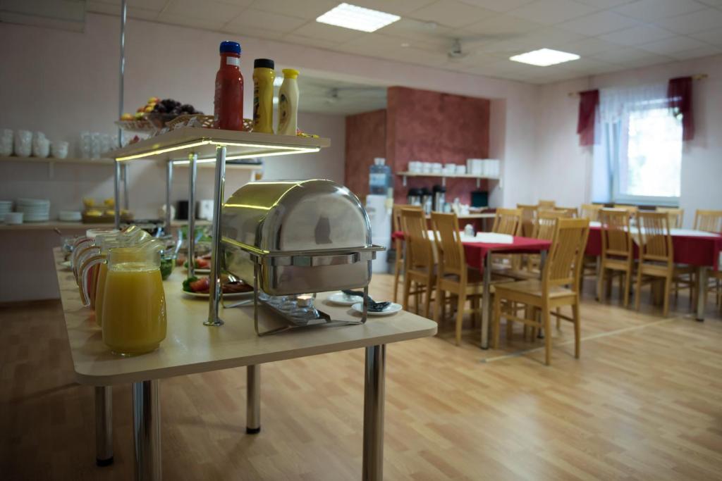 Příslušenství pro přípravu čaje a kávy v ubytování Aleksandri Hotel