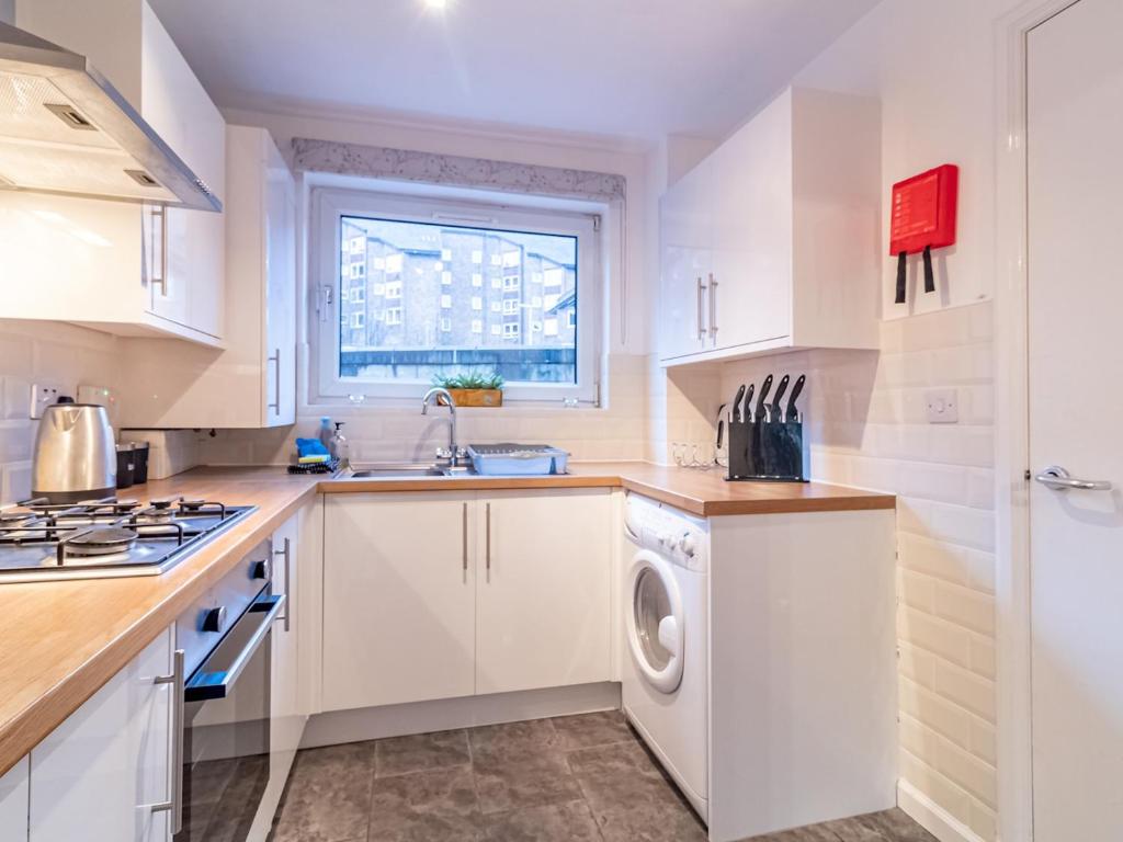 Pass the Keys 3BD house with free parking and private garden