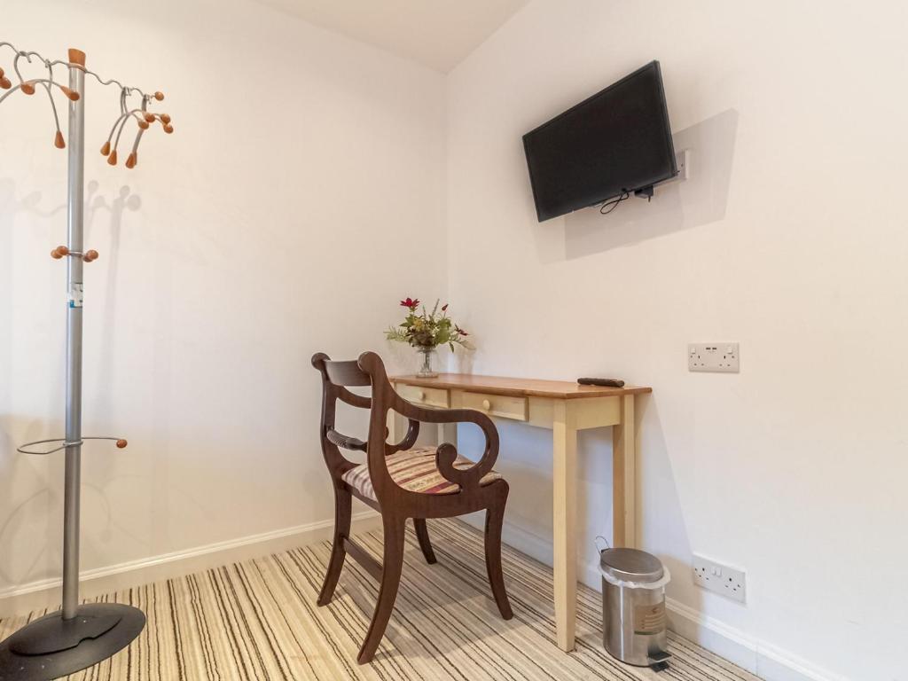 Pass the Keys 3BD house with free parking and private garden
