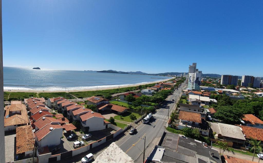 an aerial view of a city and the beach at Apartamento Dona Elvira in Piçarras