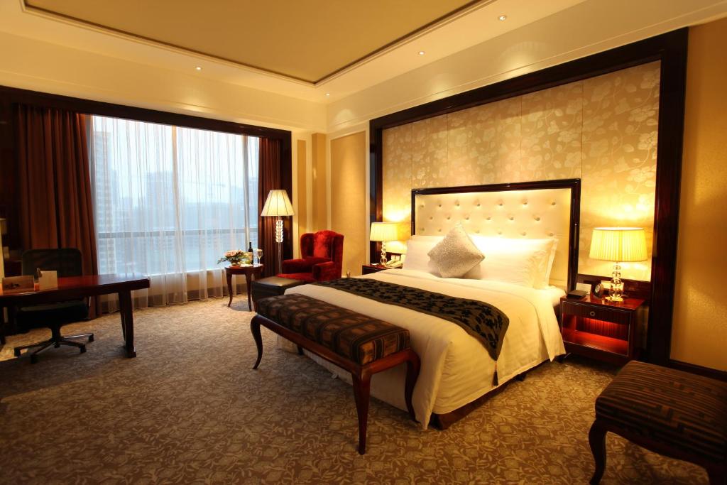 Postel nebo postele na pokoji v ubytování Wyndham Grand Plaza Royale Palace Chengdu