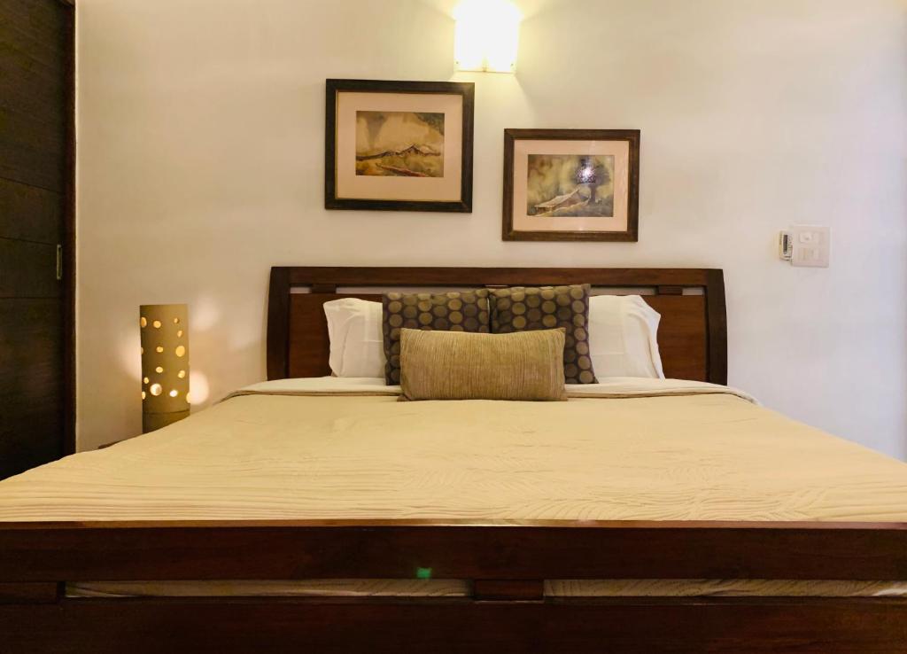 Postel nebo postele na pokoji v ubytování Thikana Delhi ( Boutique B&B)