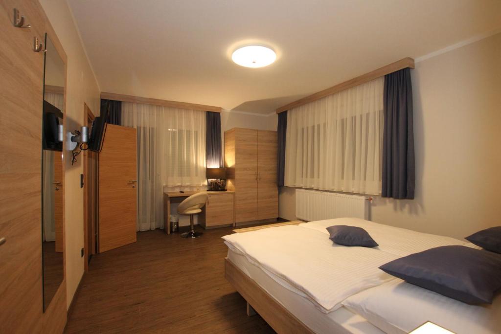 Katil atau katil-katil dalam bilik di Pension Central Semmering